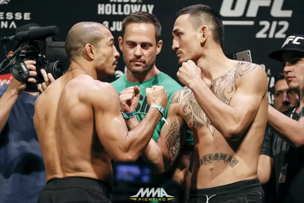 Max Holloway vs Akira Corassani